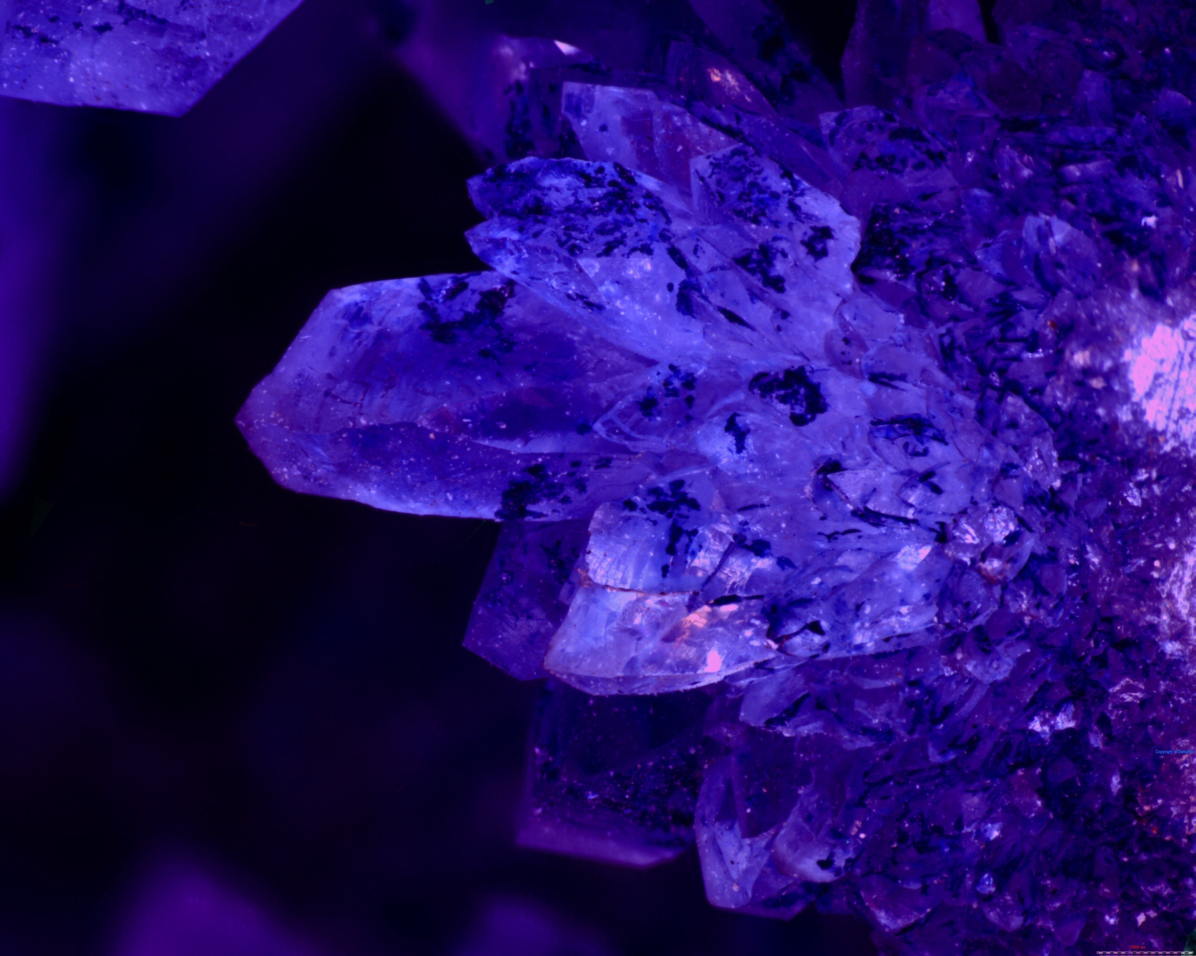 Кристаллическая синь. Перпл Кристалл. Фиолетовый кобальт Кристалл минерал. Аметист опал лазурит. Синий кобальт Кристалл минерал.
