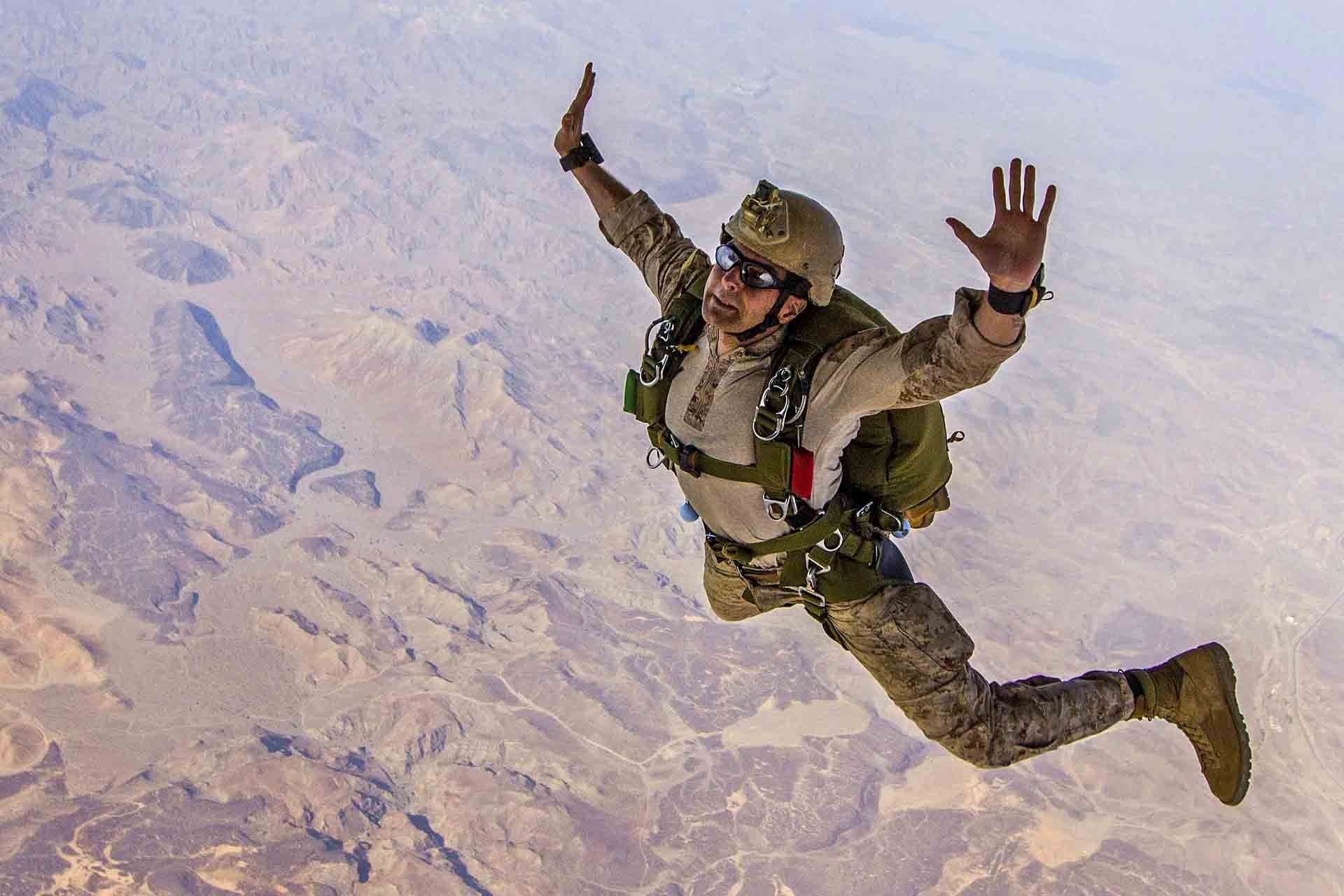 Десант телефон. Парашютист военный. Военный прыжок с парашютом. Американские парашютисты. Десантники прыгают с парашютом.