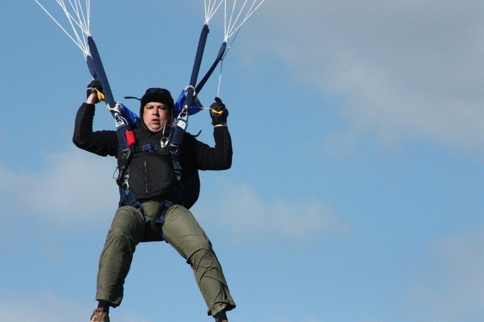 Спортсмен спускаясь на парашюте