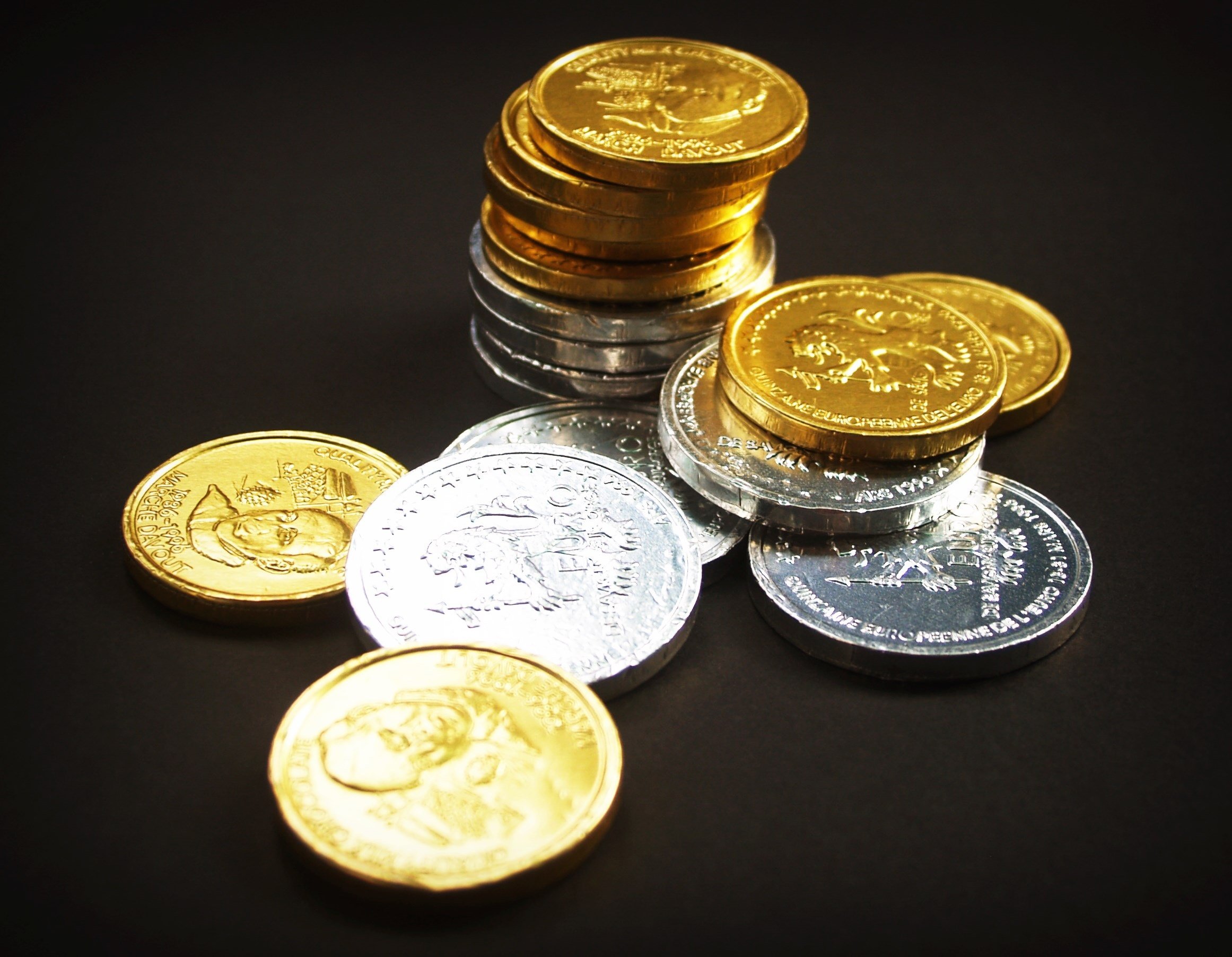 К чему снятся монеты женщине. Металлические деньги. Монета Золотая. Золотые и серебряные монеты. Красивые золотые монеты.