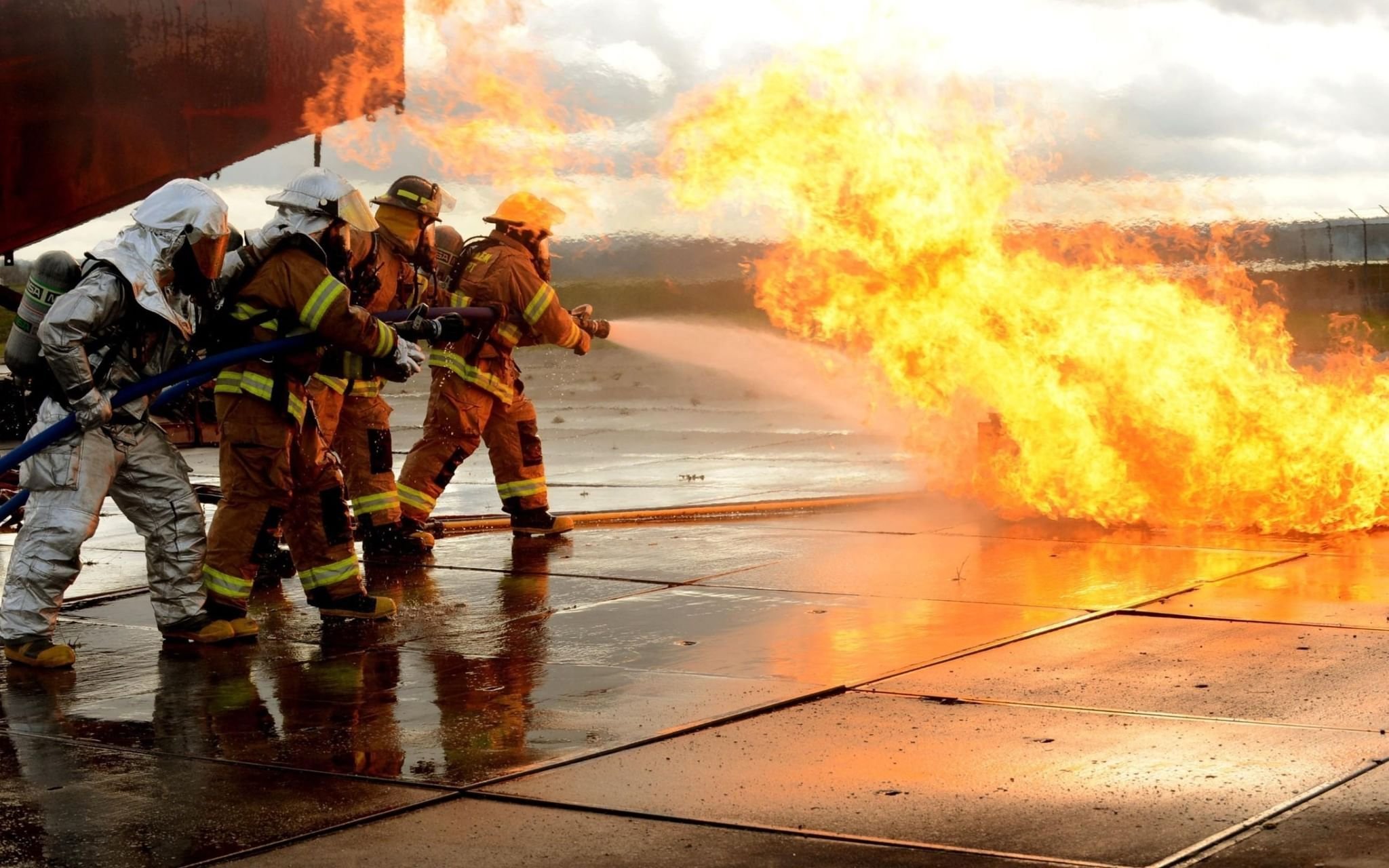 Что едят пожарники. Пожарный. Пожарные и спасатели. Пожарный фон. Пожарники спасатели.