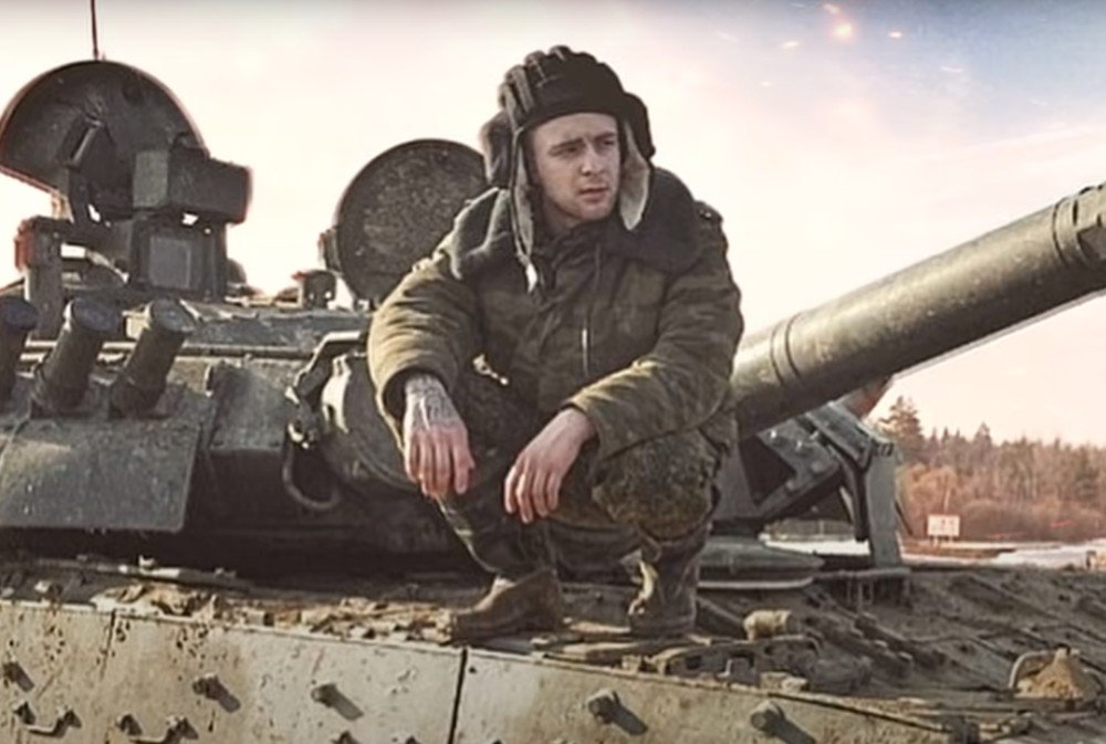 Российские танкисты песня. Парень на танке. Мужчина на танке. Российские танкисты.