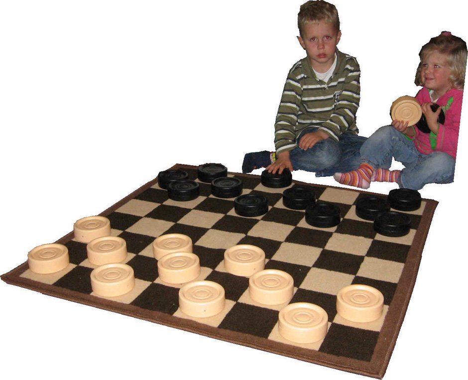 Ребята играли в шашки. Шашки для детей. Шашки и шахматы для детей.