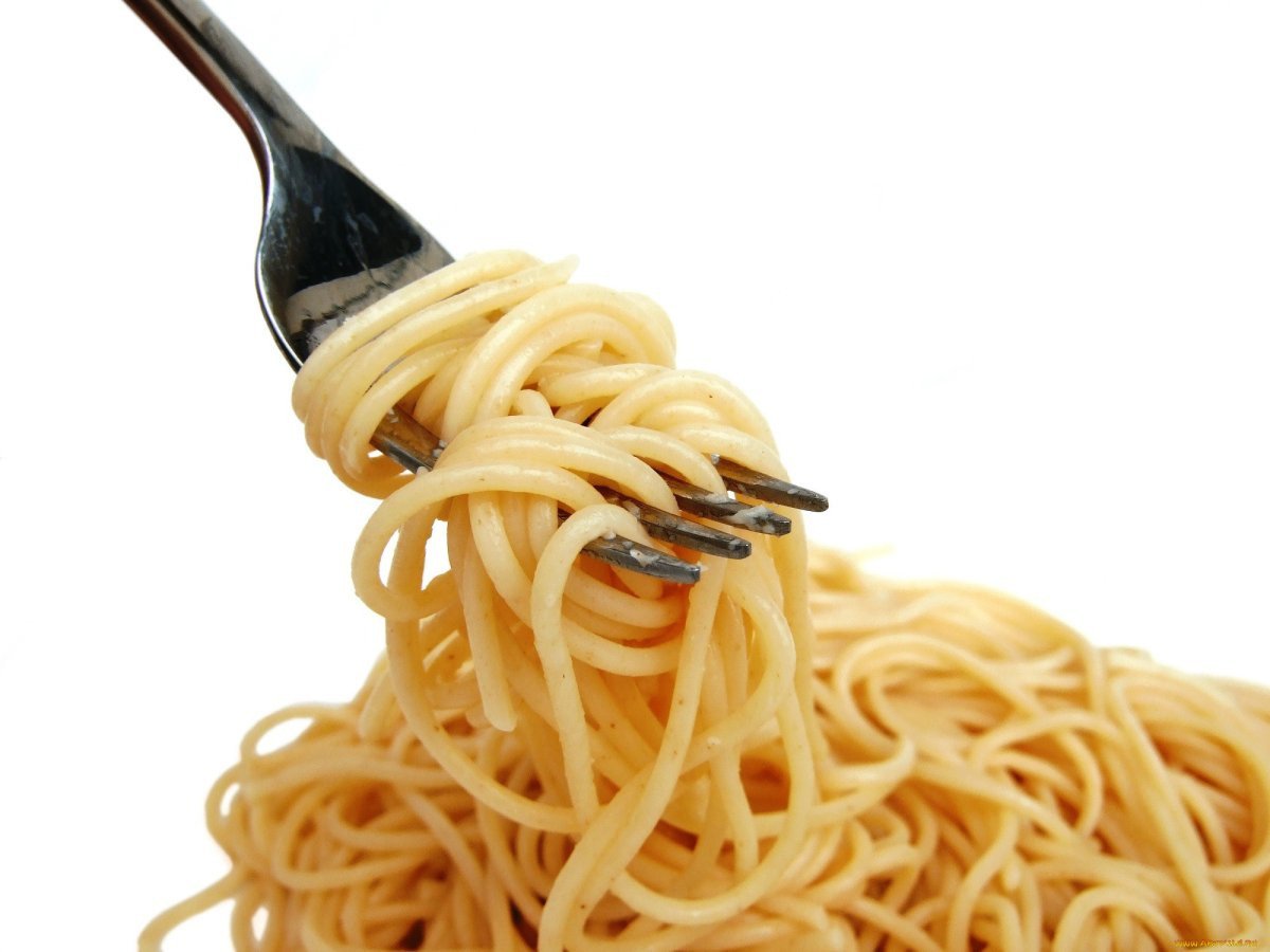 Индекс лапши. Макароны al dente. Макароны закрученные. Спагетти на белом фоне. Вилка для спагетти.
