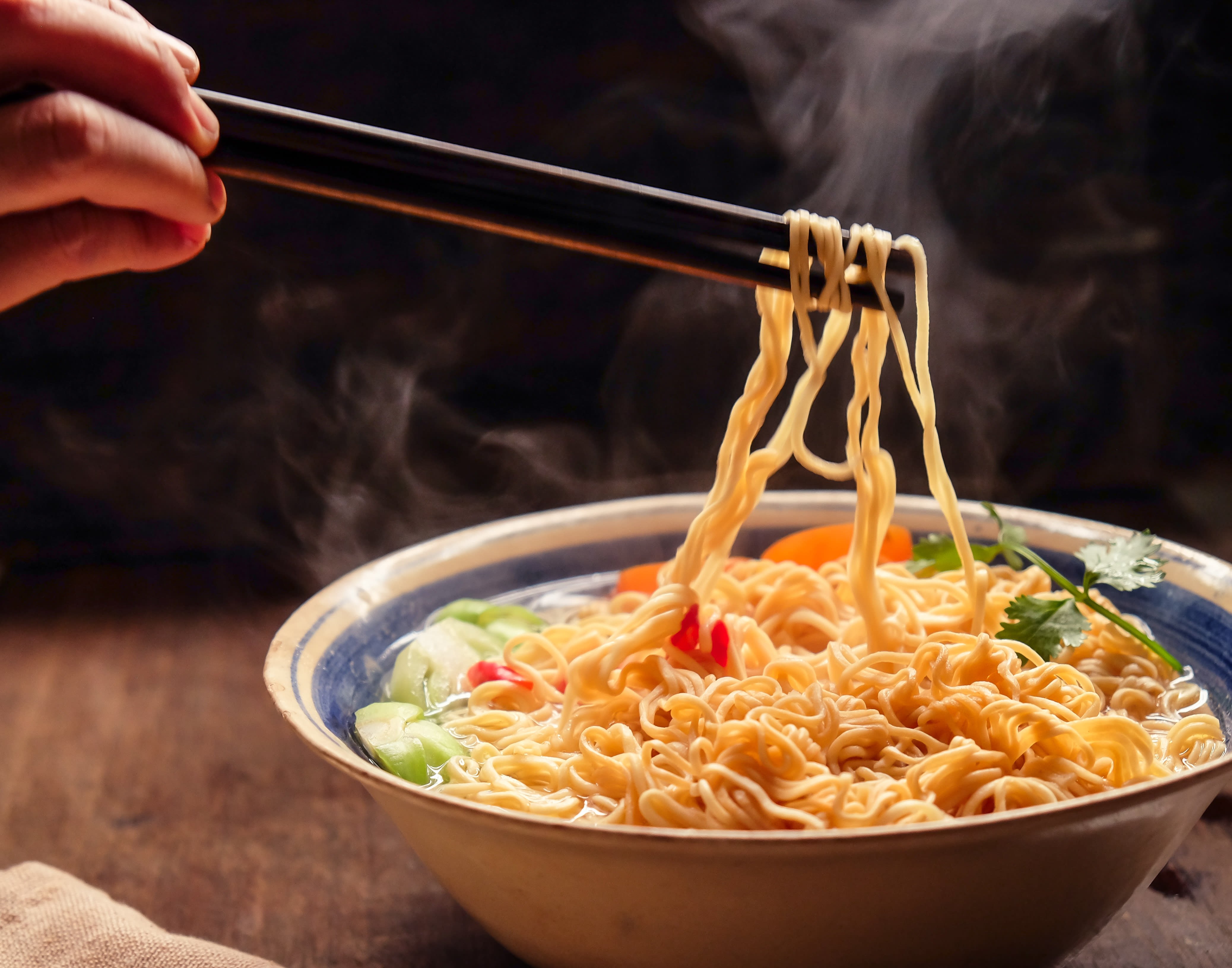 День рождения лапши. Китайская лапша рамен. Китайская лапша instant Noodle. Лапша на палочках. Японская кухня рамен.