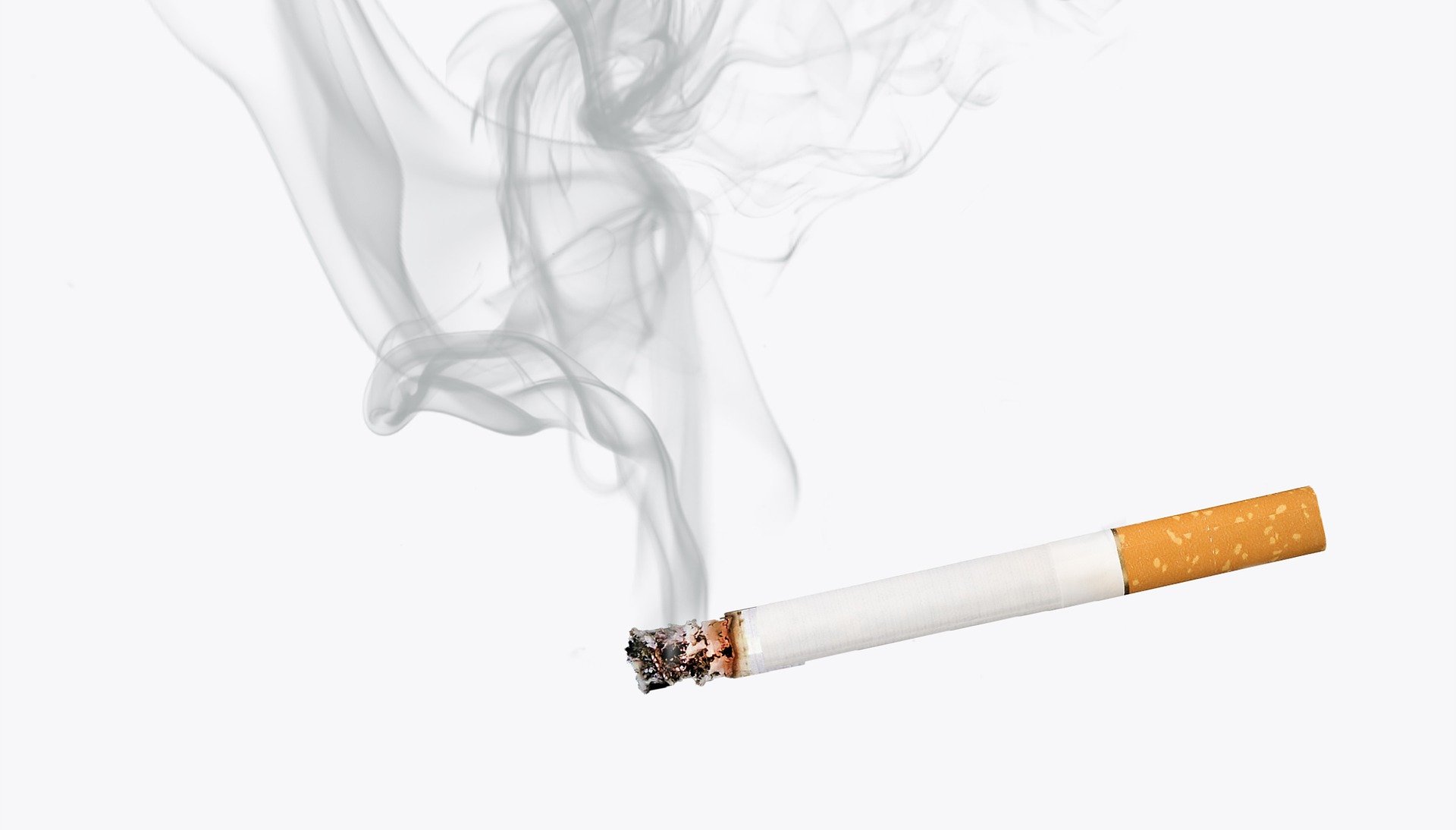 Вновь сигарета. Сигарета. Сигарета на белом фоне. Сигарета с дымом без фона. Дымящаяся сигарета.