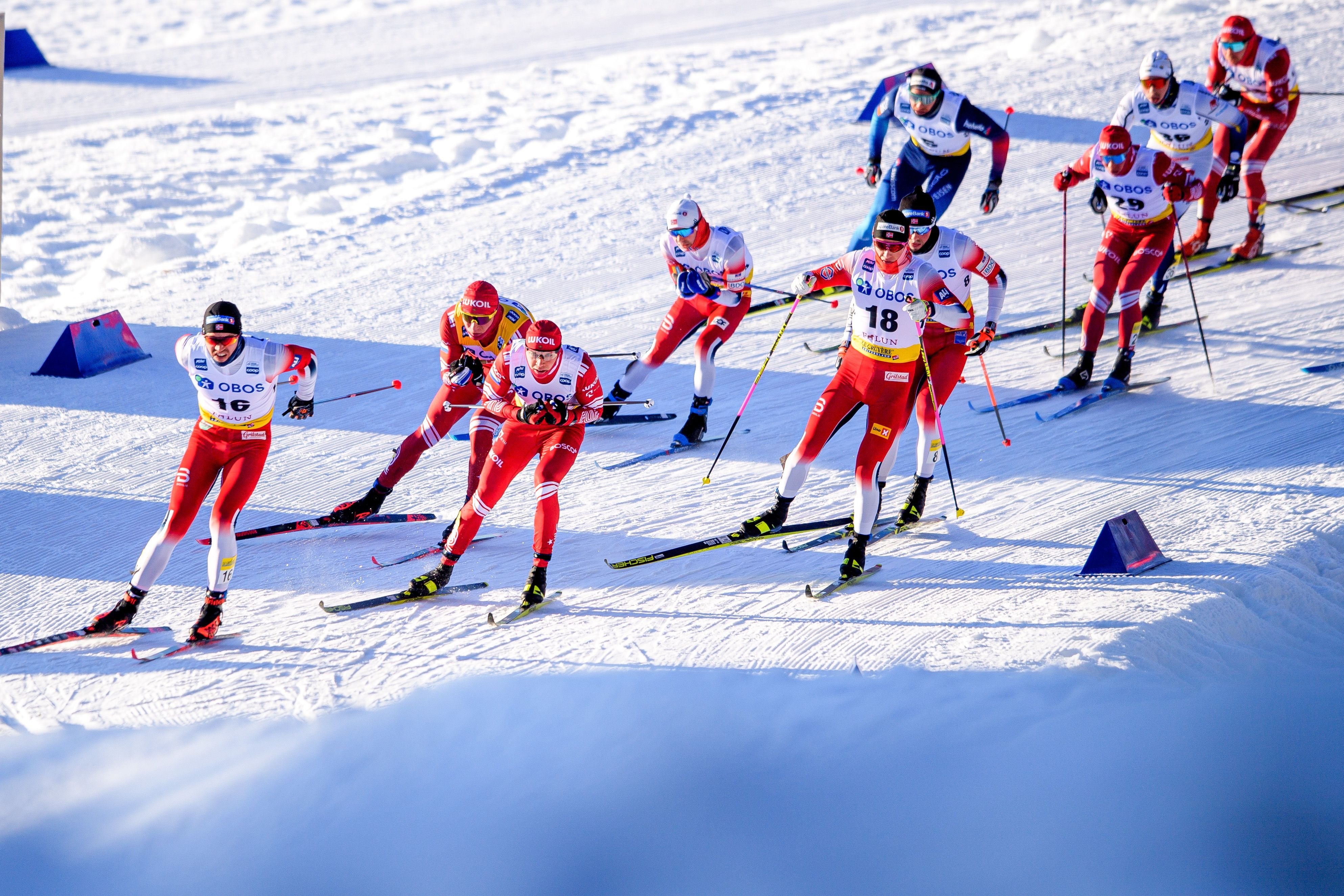 Три лыжных спортсмена. Лыжные гонки ОИ 2022. Лыжные гонки Пекин 2022. Лыжные гонки на зимних Олимпийских играх 2022. Холунд лыжник.