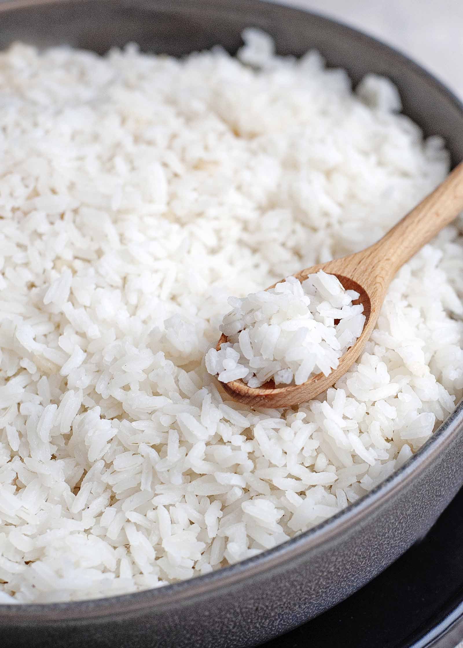 Жарено вареный рис. Рис припущенный. Вареный рассыпчатый рис. Рис отварной рассыпчатый. Рис рассыпчатый на гарнир.