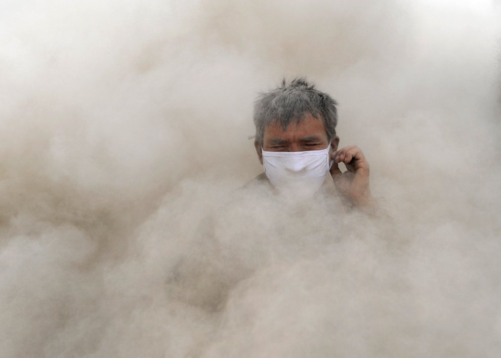 Количество пыли в воздухе. Запыленность и загазованность воздуха. Пыль. Человек задыхается в дыму. Повышенная запыленность и загазованность.