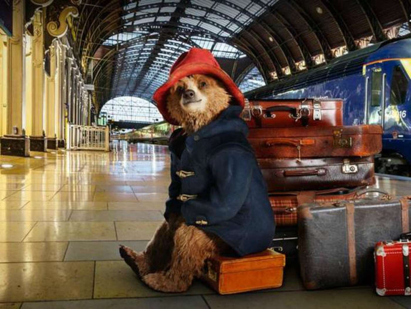 Медведь Паддингтон в Лондоне. Медвежонок Паддингтон на вокзале.