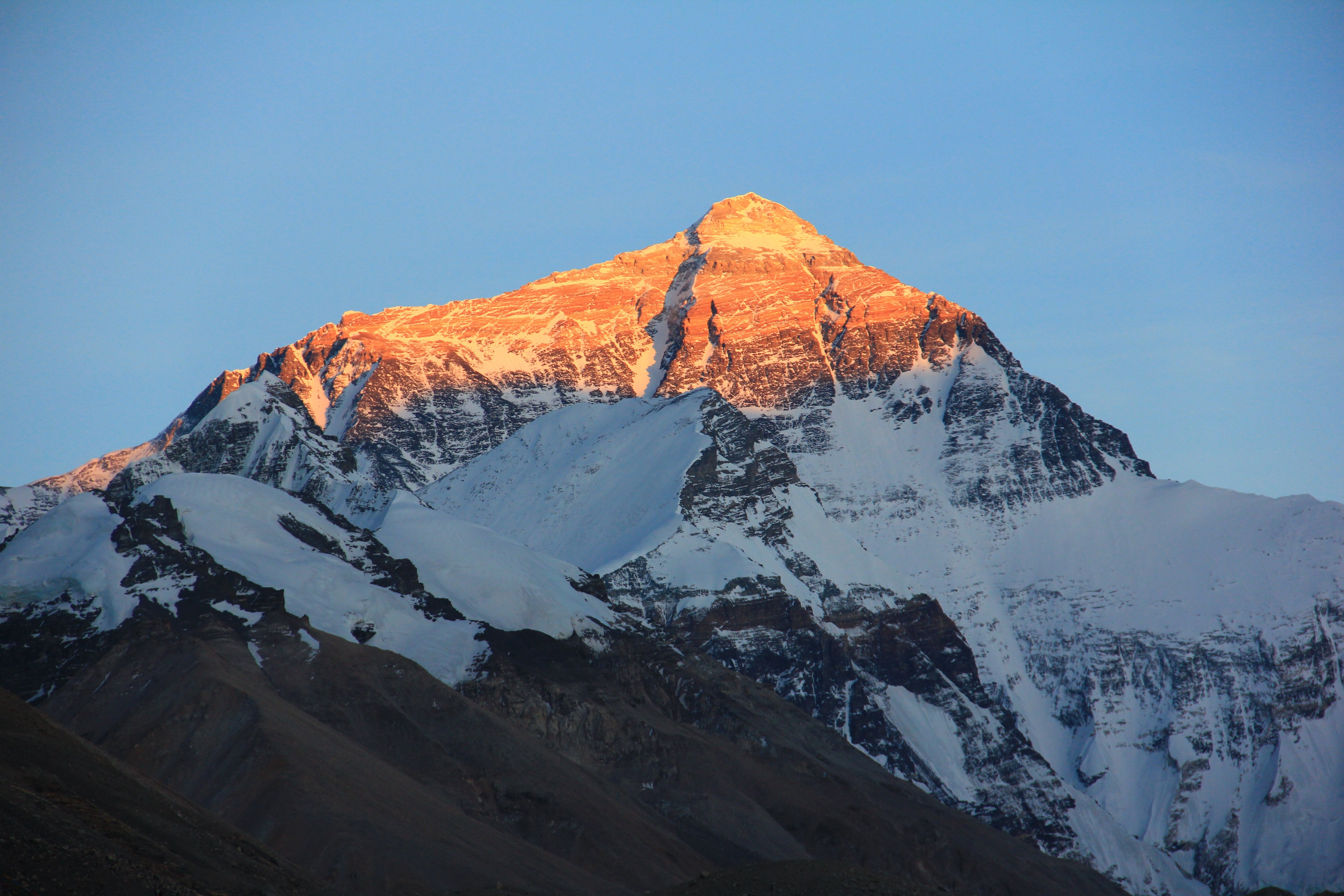Высота эвереста высочайшая. Гора Эверест(Джомолунгма). Самая высокая гора в мире Джомолунгма. Тибет вершина Эверест. Гора Эверест 8848 м.