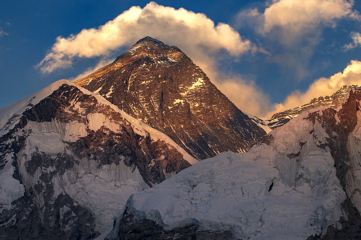 Высота эвереста высочайшая. Гималаи Эверест Джомолунгма. Гора Эверест (Джомолунгма). Гималаи. Вершины: гора Джомолунгма (Эверест),. Гималаи и Эверест высота.