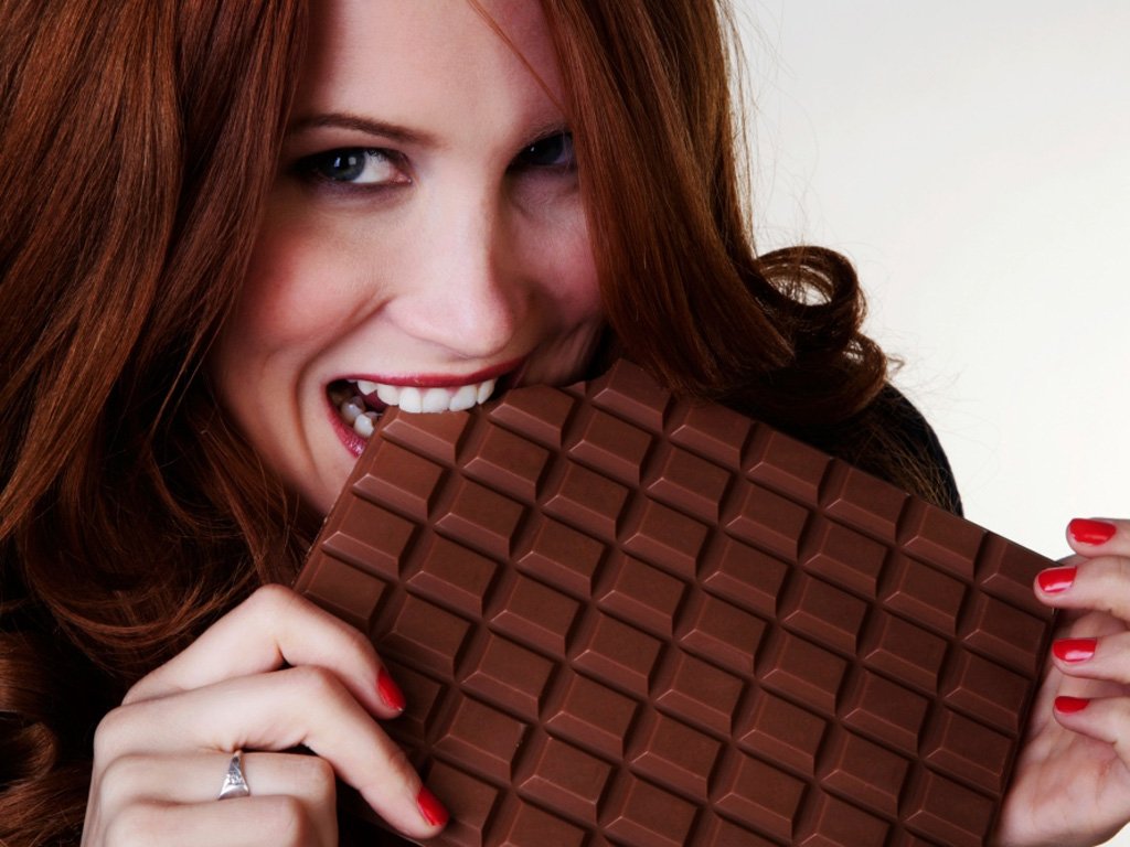 Шоколад интересное. Девушка с шоколадкой. Девушка ест шоколад. Большие шоколадки. Красивая девушка с шоколадом.