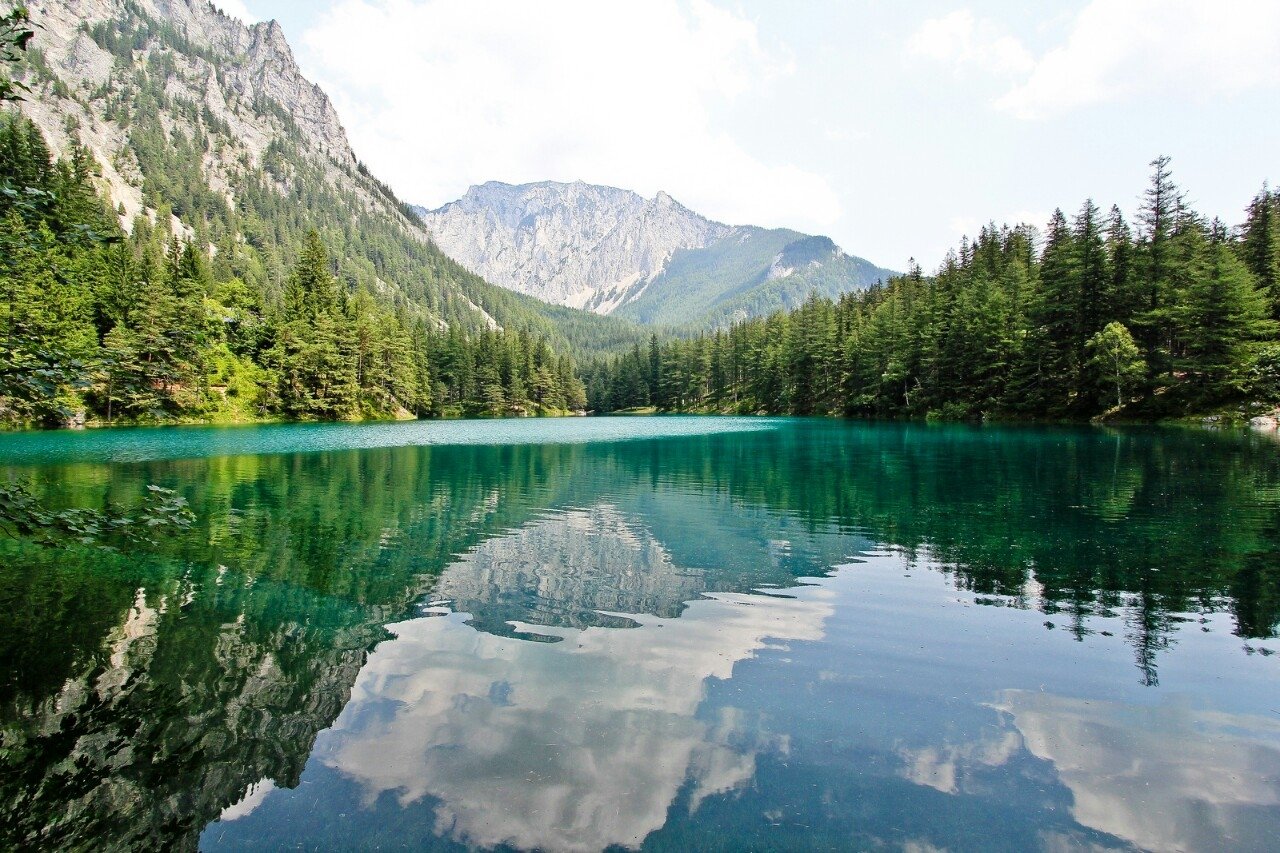 Озеро. Гидроресурсы Австрии. Озера Австрии. Озеро Пикуто. У озера.