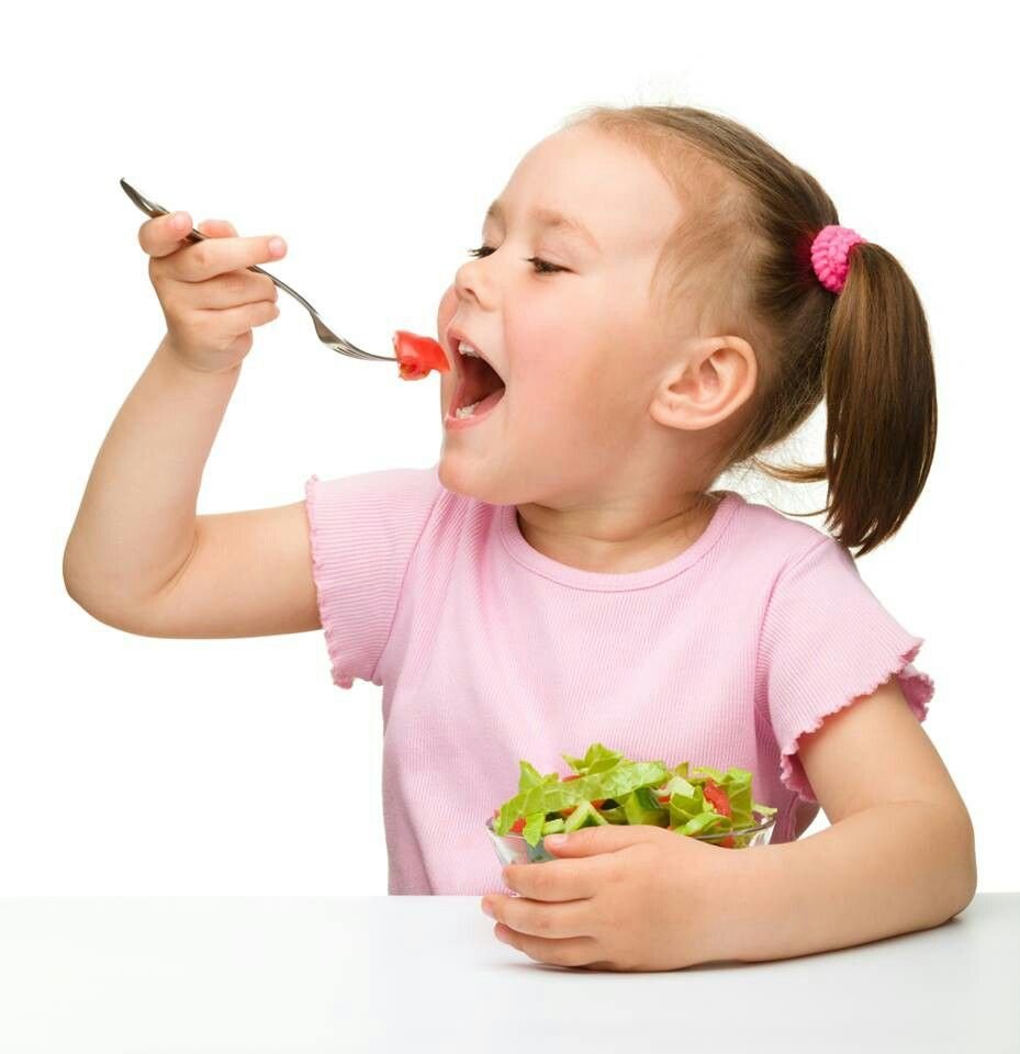 Картинка дети кушают. Девочка кушает. Ребенок кушает. Еда для детей. Ребенок завтракает.