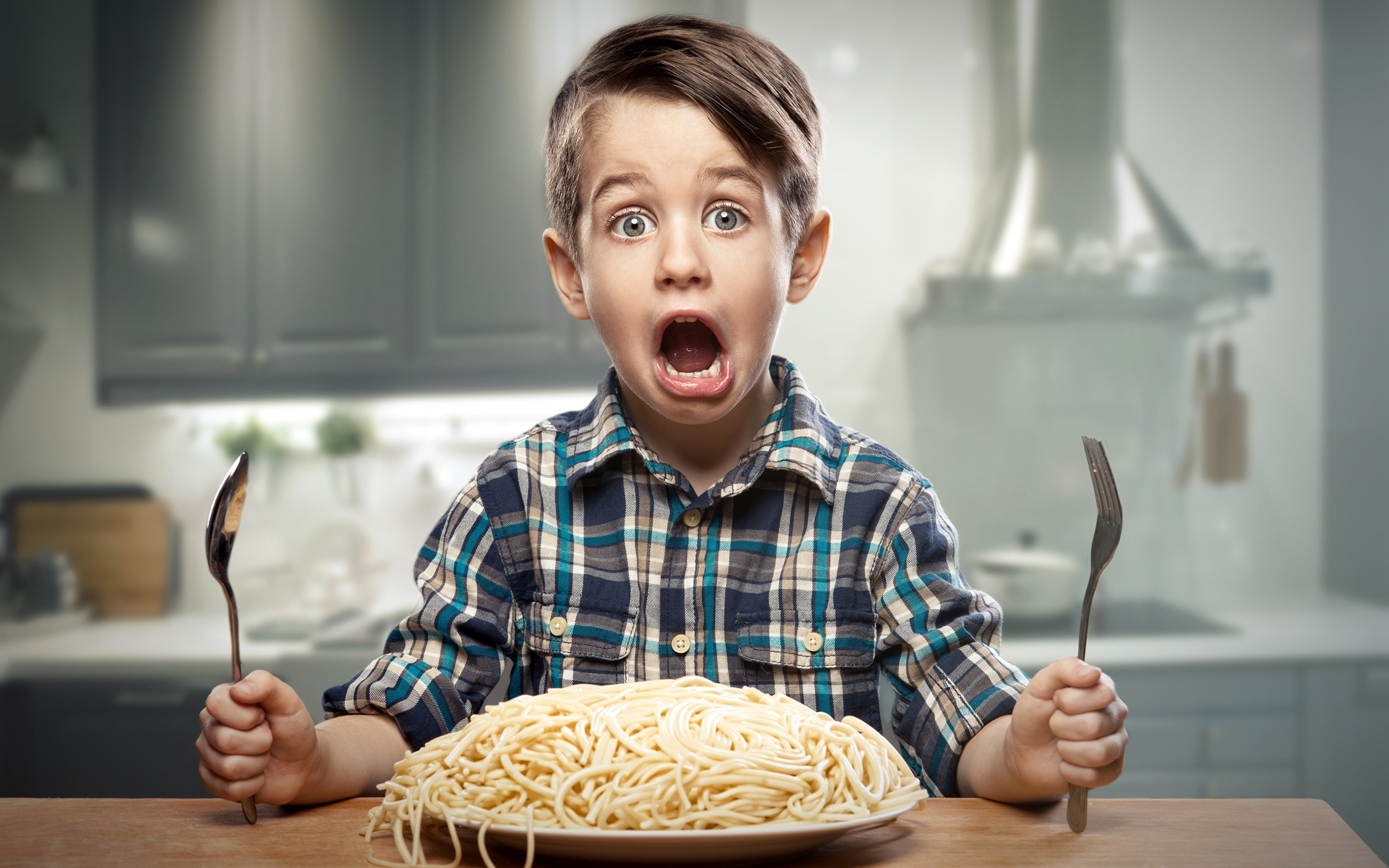 Кушаем кашку. Мальчик ест макароны. Еда для детей. Мальчик кушает. Кушать.