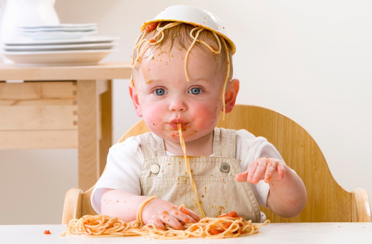 Я ем головы на завтрак жители. Малыш ест. Ребенок кушает. Ребенок ест макароны. Еда для детей.
