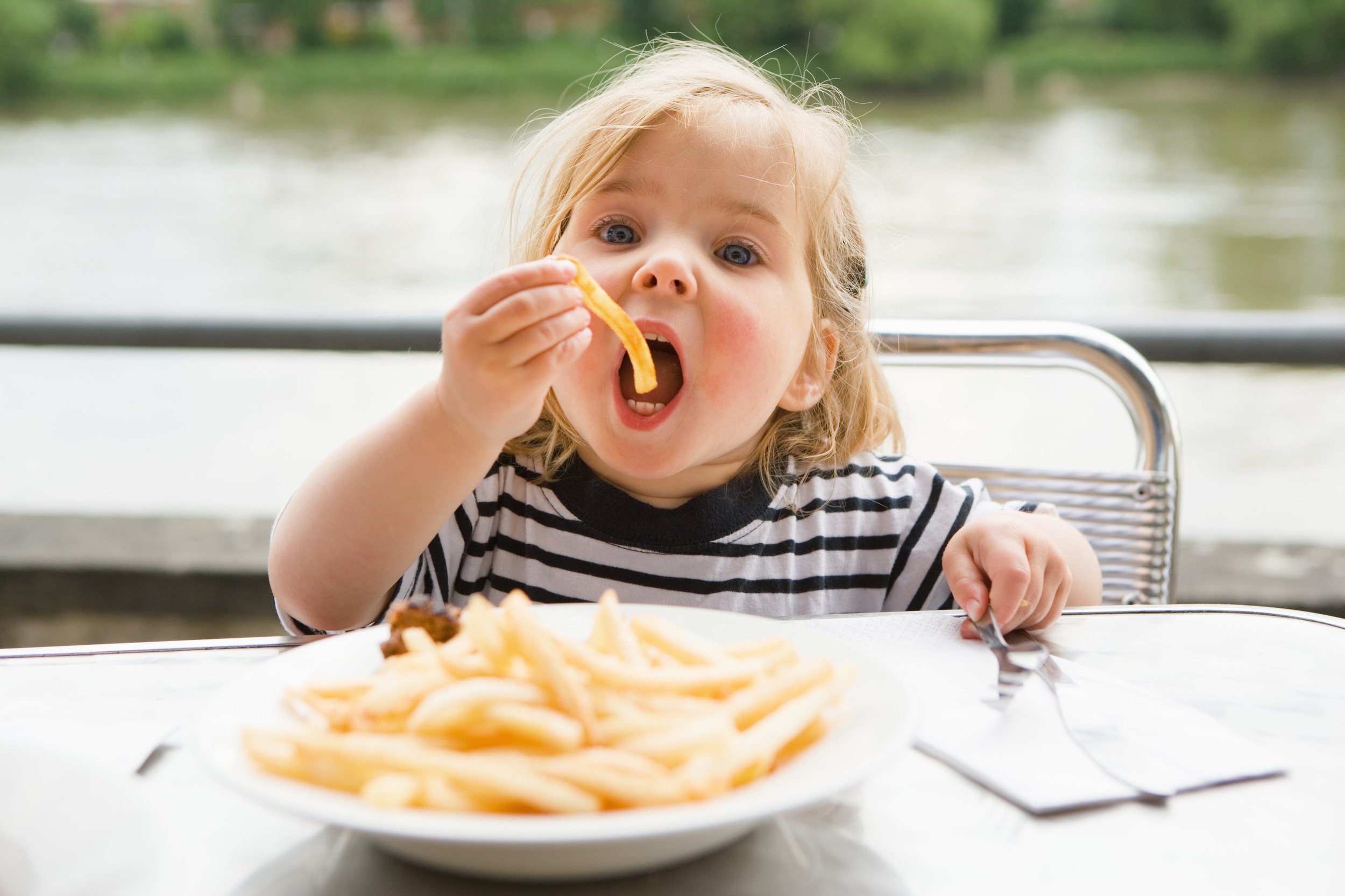 Если хотите стать сильными детки ешьте. Еда для детей. Ребенок кушает. Пищевые привычки детей. Кушать.