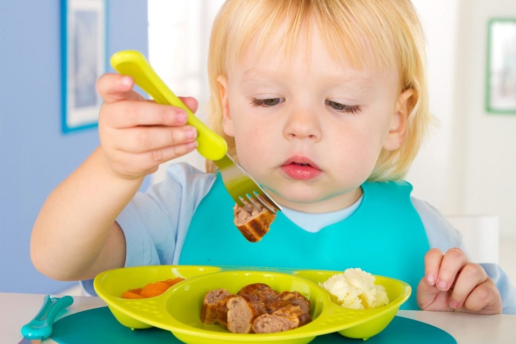 Малыш кушает. Еда для детей. Пережёвывание пищи дети. Ребенок ест вилкой.