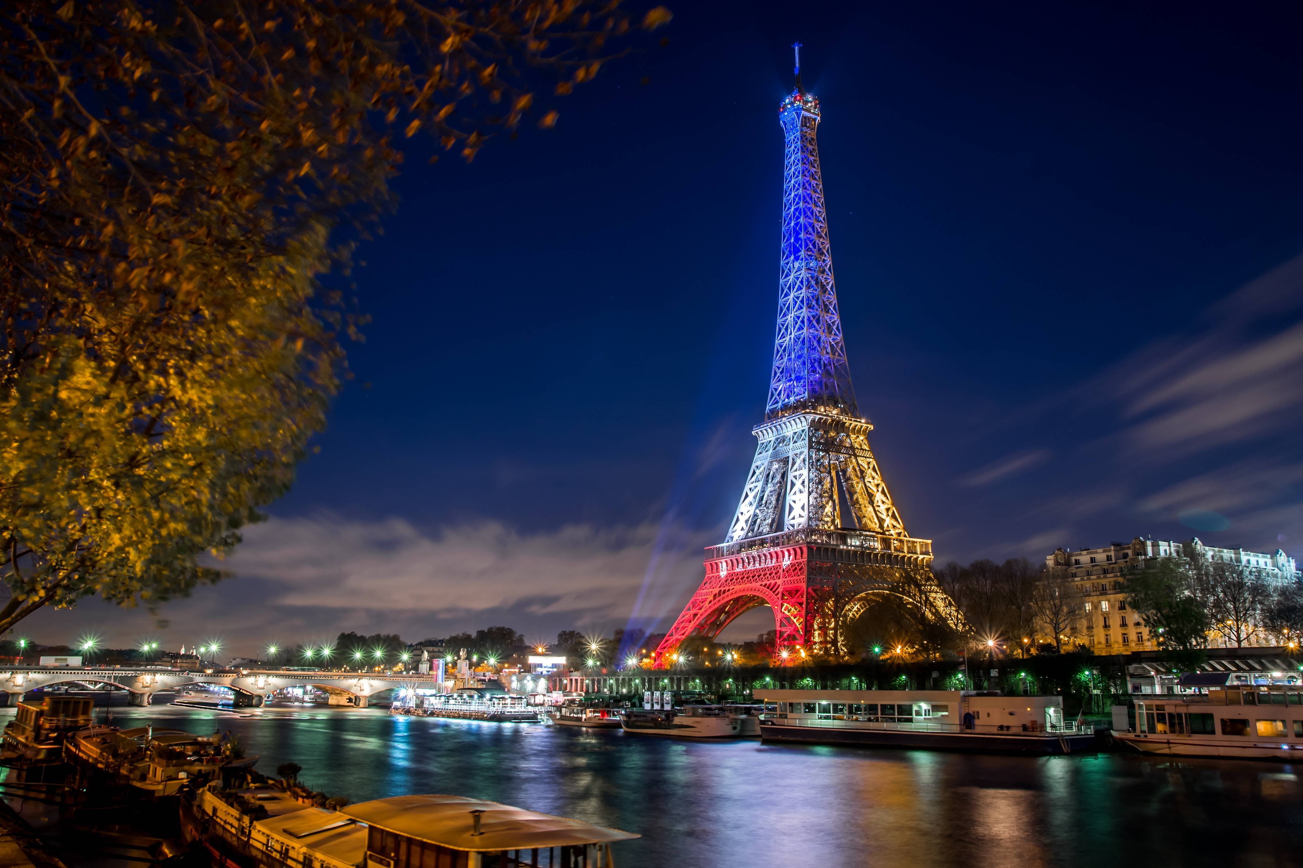 Fr страна. Эйфелева башня в Париже. Эйфель башня Франция. Франция Эйфелева башня фото. Эйфелева башня в центре Парижа.