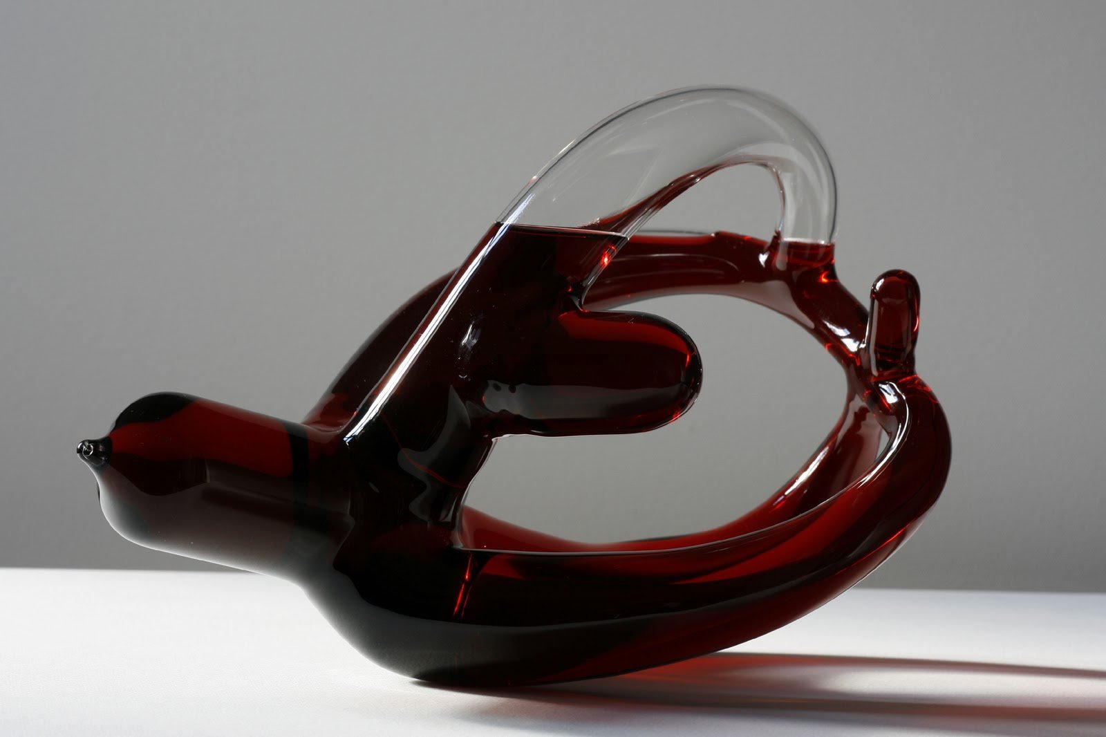 Необычные сосуды для вина. Декантер для вина необычной формы. Графины для вина необычные. Кувшин для вина. Звонкий сосуд