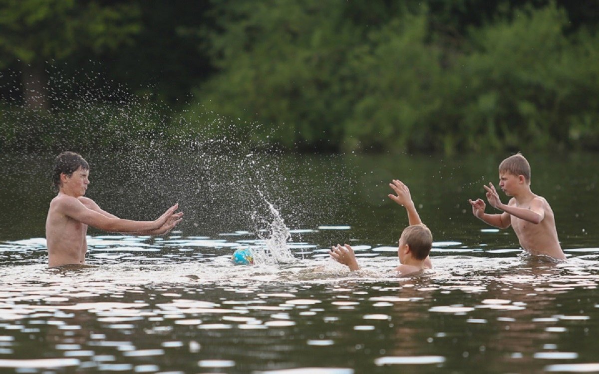 Почему в озере купались. Купание на речке. Люди купаются. Летнее купание. Купаться летом.