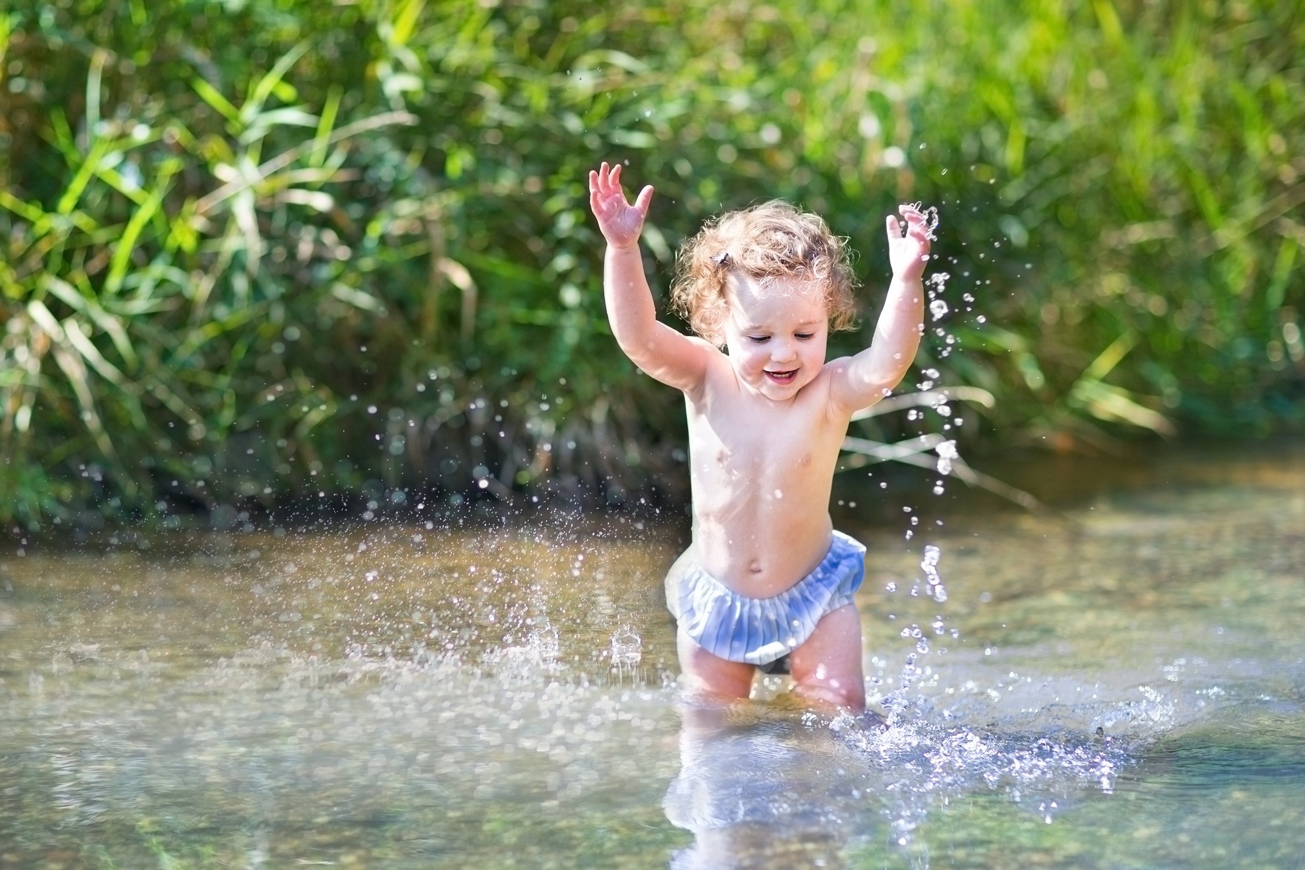 Красивое купание. Купать ребенка. Дети на озере. Лето купание. Лето дети.