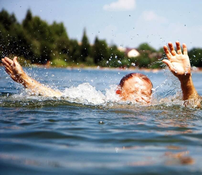 Купаться рано. Дети купаются в реке. Дети плавают в реке. Купание летом.