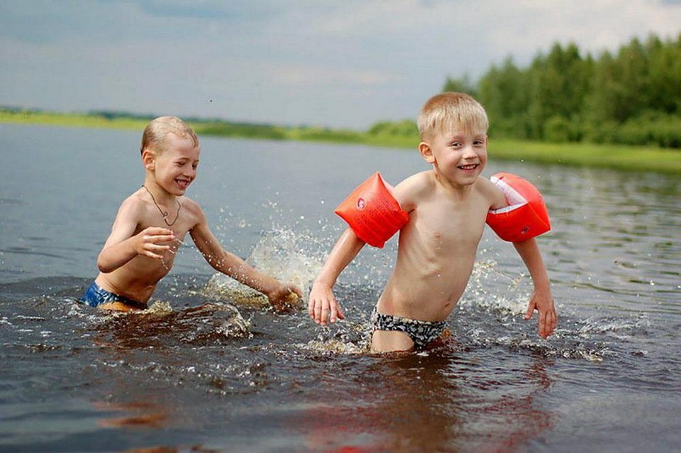Опасное купание. Река для детей. Дед купается. Лето дети купаются в реке. Купание на речке.