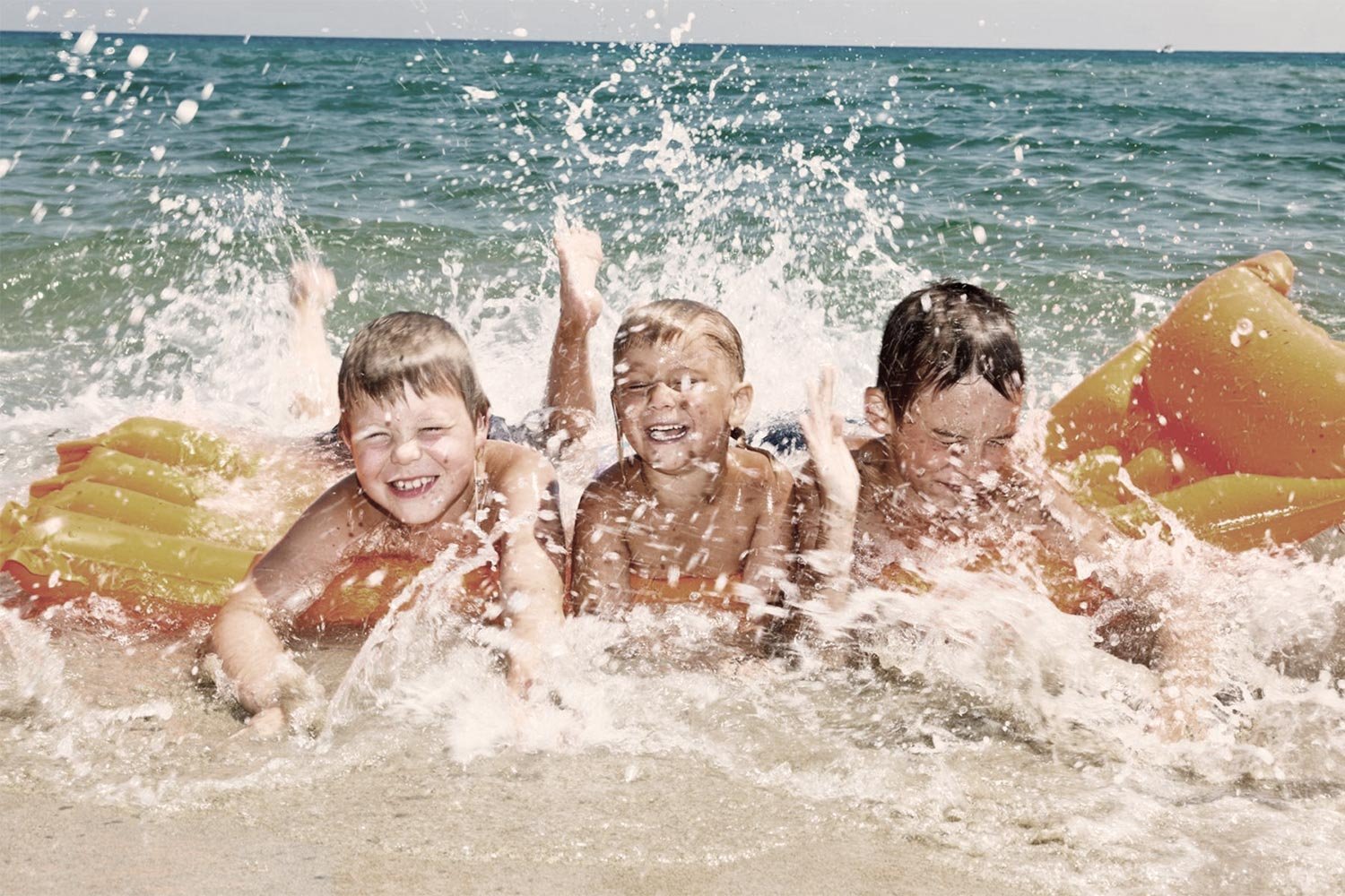 Школа купаться. Дети на море. Лето дети море. Дети купаются в море. Лето пляж дети.