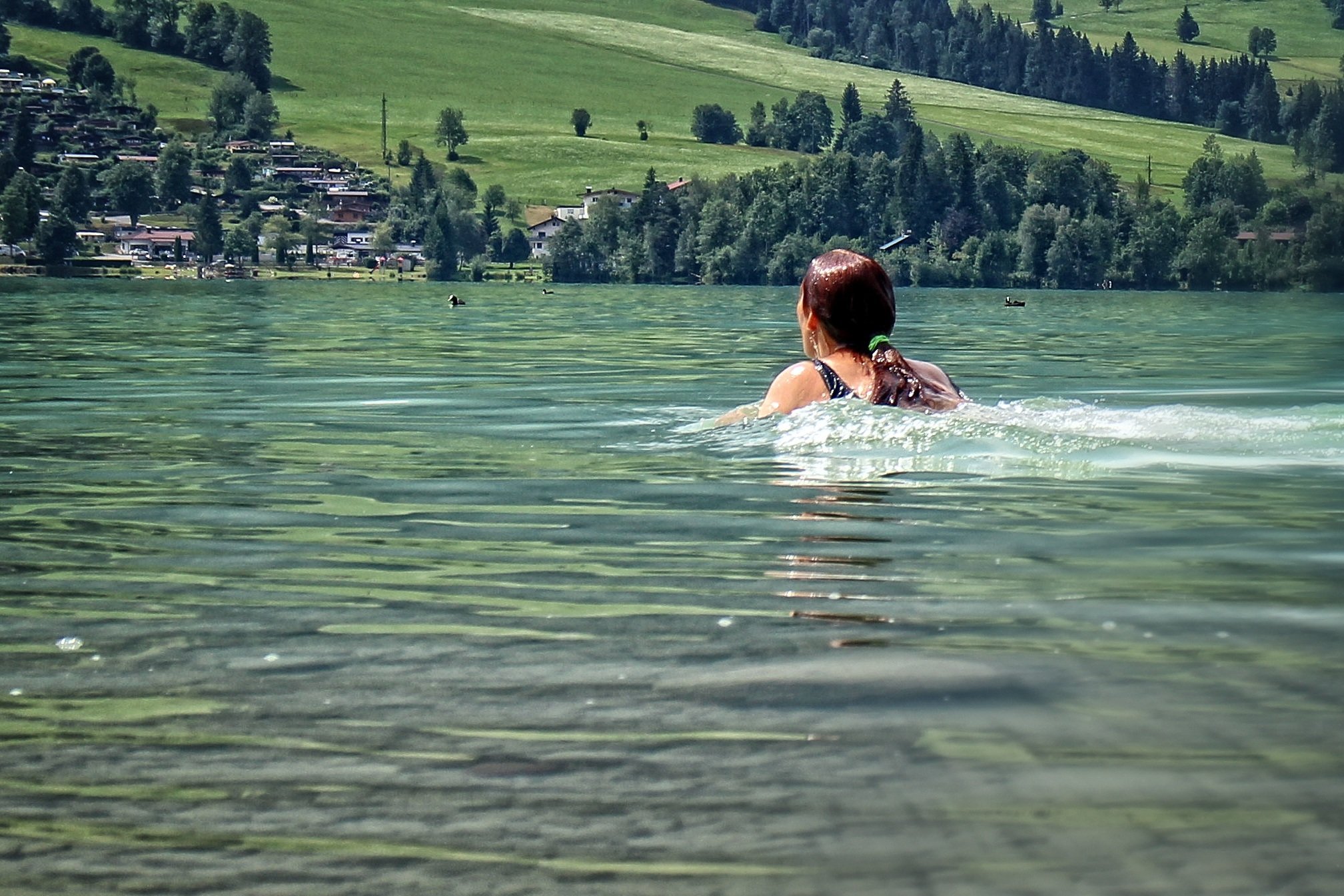 Само купание. Плавать в озере. Люди купаются в озере. Плавать в речке. Купание на речке.