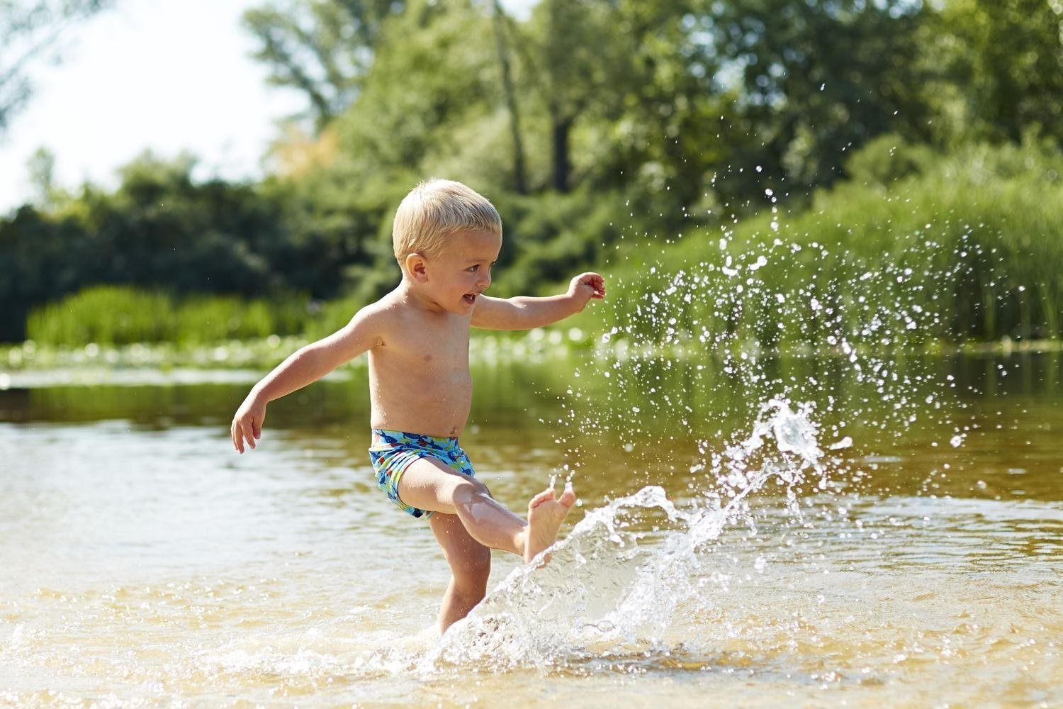Учить купаться. Дети на озере. Лето дети. Река для детей. Дети и природа.
