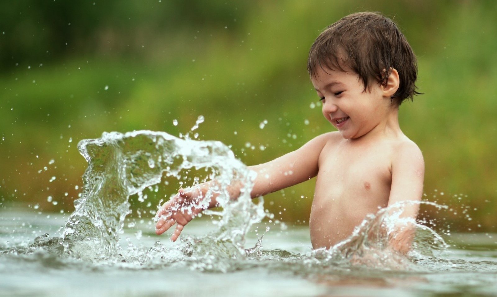 Купания на природе. Дети брызгаются водой. Дети на озере. Дети купаются в реке. Дети плещутся в воде.