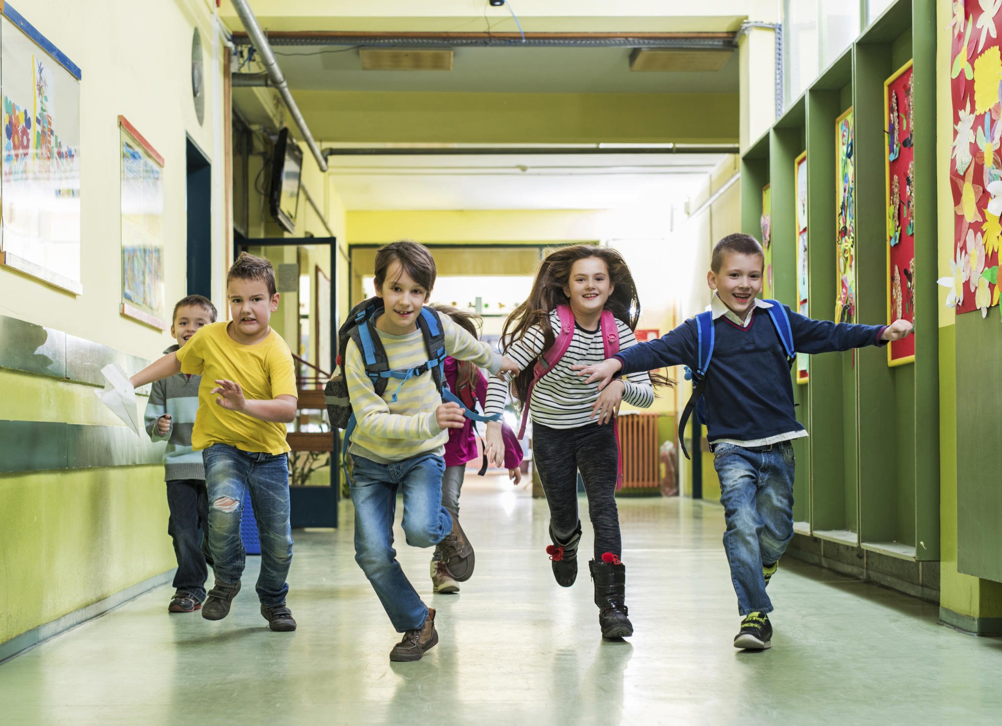 Школа сходить. Школьный коридор с детьми. Школьники в коридоре. Дети в коридоре школы. Перемена в школе.