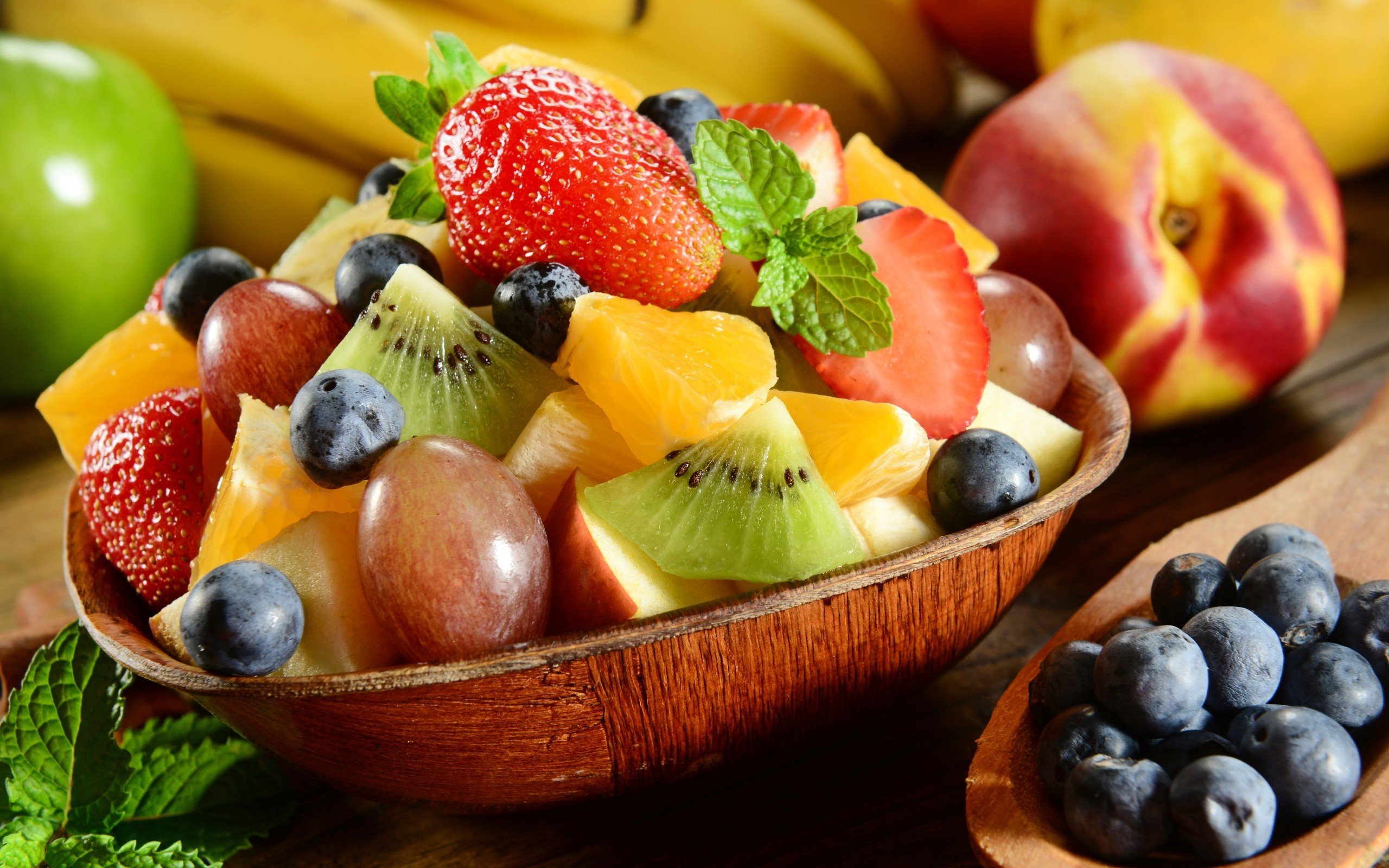 Свежесть фруктов. Фрукты и ягоды. Красивые фрукты. Сочные фрукты. Тарелки фрукты.