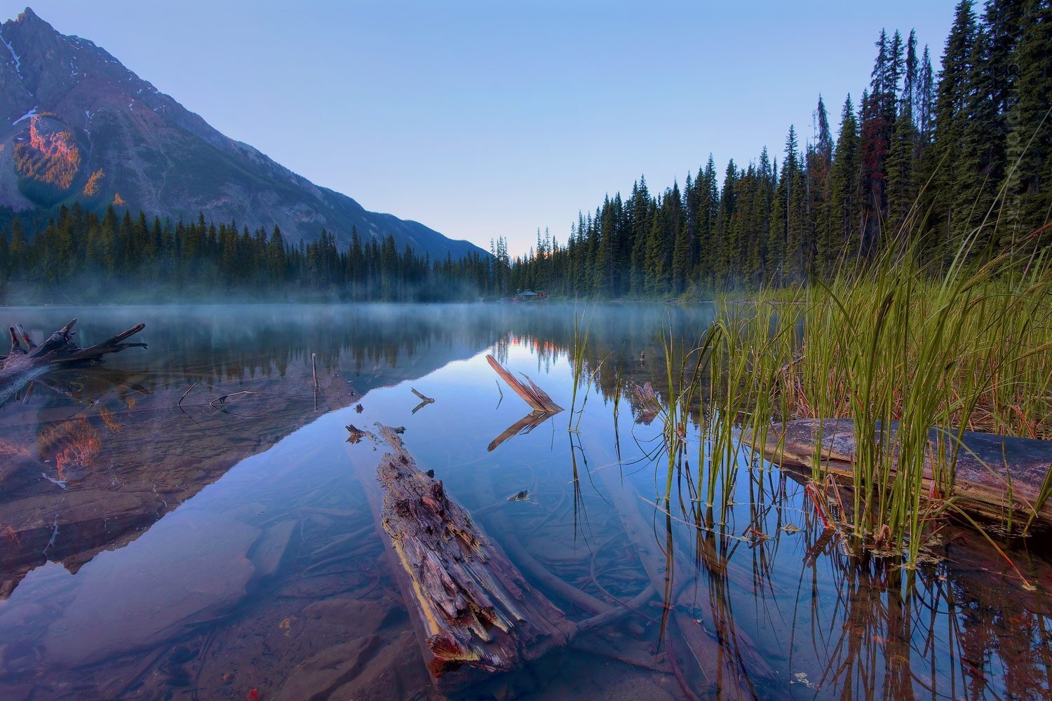 Красивенькие картинки. Национальный парк Джаспер Канада. Красное озеро в Канаде. Красное озеро на севере Канады. Природа.