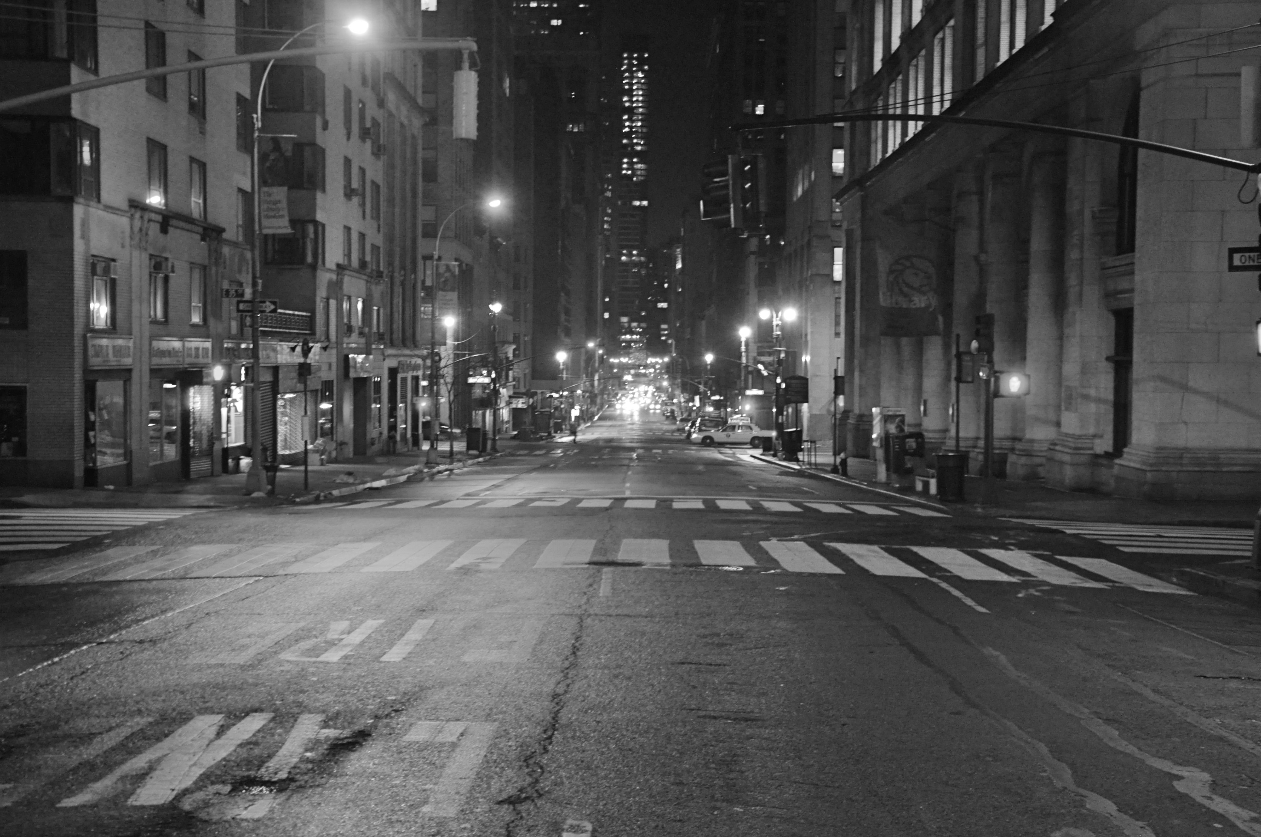 Размытая эстетика. Серый город. Ночная улица. Улица города. Пустая улица.