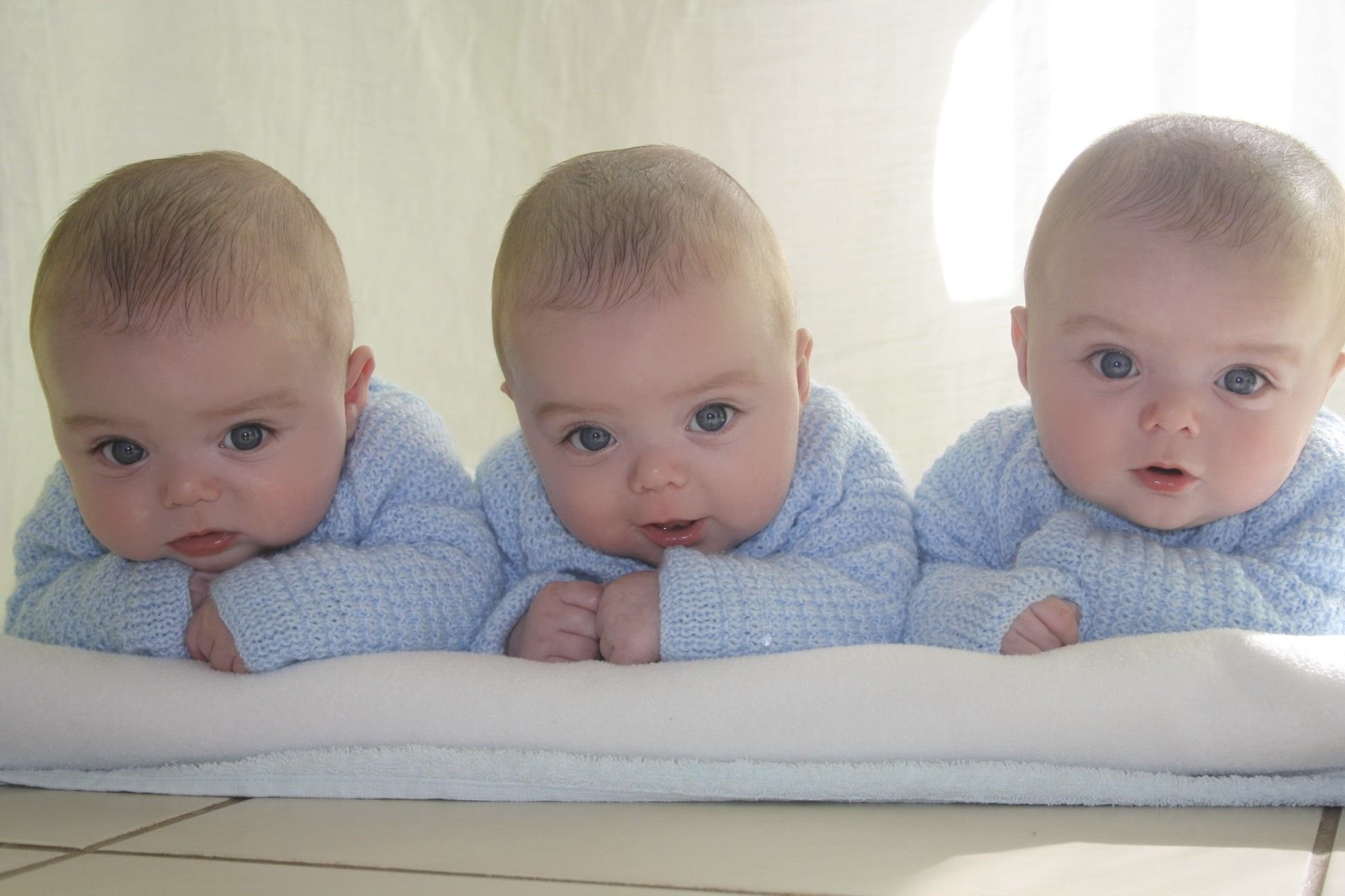 Ютуб канал тройняшки папа. Тройняшки малыши. Младенцы двойняшки. Трое близнецов. Близнецы тройняшки.
