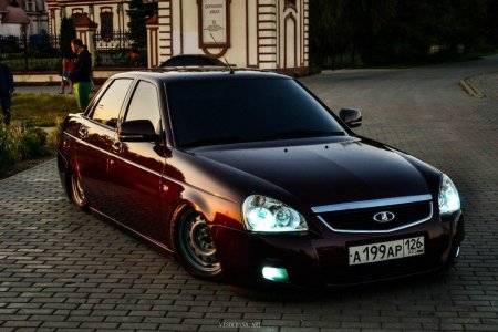 Лада Приора черная заниженная