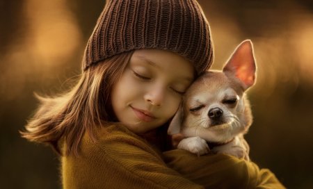 Девочка обнимает собаку