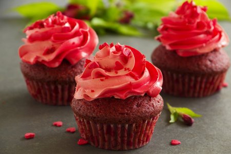 Капкейки красный бархат с клубникой