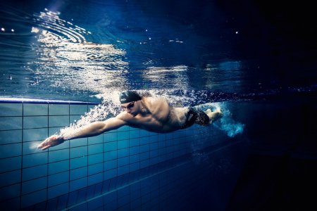 Майкл Фелпс плывет кролем