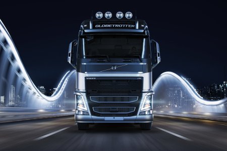 Тягач Вольво ночью