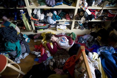 Беспорядок в шкафу с одеждой