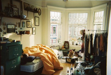 Небольшой беспорядок в комнате