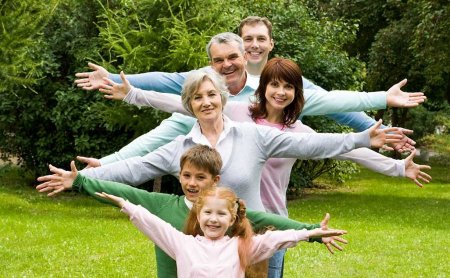 Счастливые дети и взрослые