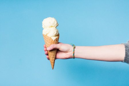 Мороженое рожок в руке