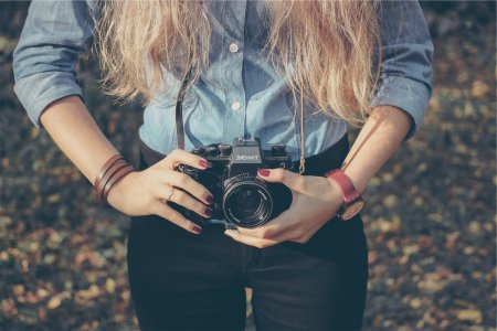 Девушка с фотоаппаратом