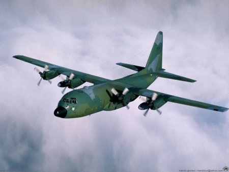 Военный самолет зеленый