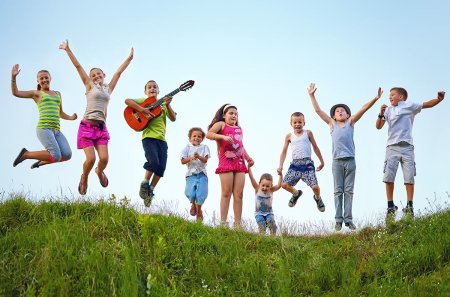 Дети радуются